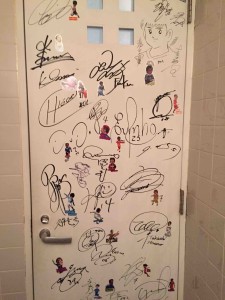 トイレに入ってびっくり。扉にはサインだらけ。