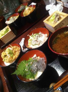 お得な三色丼セット。全部うまーい！付け合わせの「カキの佃煮」も激ウマ！