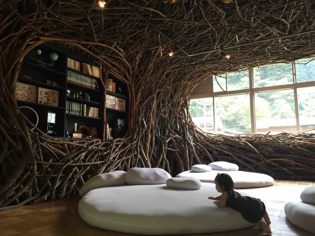 レストランの手前の教室はこれまた異空間。 タイトル「時の殻」