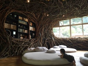 レストランの手前の教室は異空間。
タイトル「時の殻」