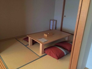 というわけで、あきらめて、和洋室内にある和室に、布団３組敷いて。