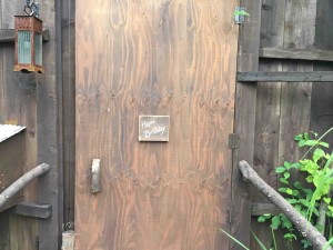 帰り道の扉には「Happy Birthday」の文字。子宮部屋から出ただけに、なるほど。