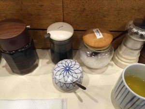 カウンターに薬味がぞろぞろ