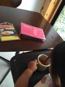 子ども用の椅子のテーブルは着脱可能なので、子どもの大きさに合わせて調整できる