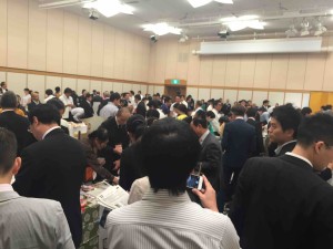 品評会場はこんな感じ。すさまじい熱気