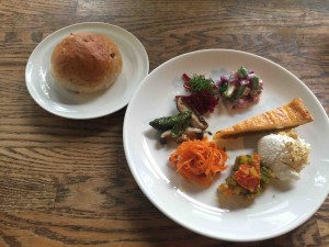 ペアカレーセットの前菜とくるみパン