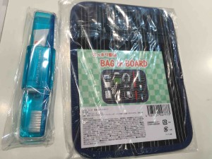 ３つ以上スタンプを集めると、旅行に便利な歯ブラシケットか整理ポーチのいずれかがもらえます