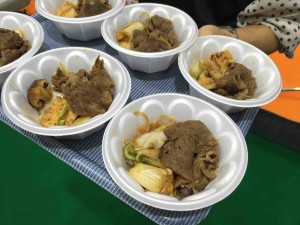 すき焼きの試食が出てきた〜！（群馬はすき焼きの具材がすべて自給できる県だそうです）