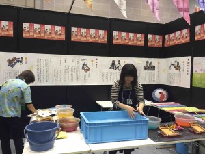 徳島県ブースでは、和紙すき体験をして、持ち帰りもOK