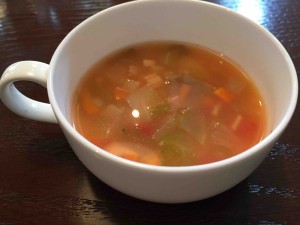 ちなみに大人用のスープはこんな感じ。同じなので、うちの娘は自分の分を飲み終わると、冷めたわたしのスープを奪います（笑）。