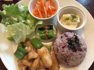 週替わりランチはお肉と魚のどちらかをチョイス。1000円