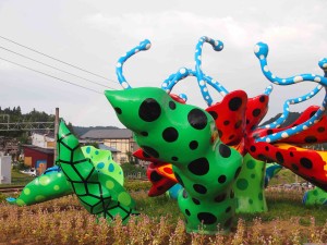 農舞台の前にある草間彌生の作品