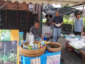 作品の外では地元の人たちの出店。おいしいお水を無料で振舞ってくれました