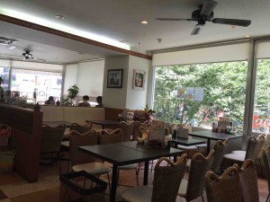 店内は意外と広々。全６８席。子ども椅子もあるらしい（さすがに子連れで行っても、何を食べさせたらいいのかわからない。タイのちびっこは何を食べてる？）