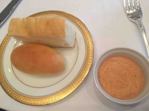 パンと一緒に真鯛のリエット　トマト風味を添えて