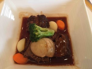 メインは「牛バラ肉の赤ワイン煮　季節の野菜を添えて」