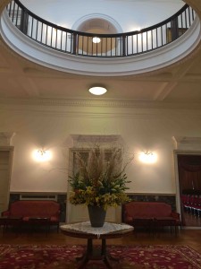 ロビーを入ると雰囲気ある吹き抜け