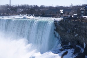 冬のナイアガラの滝は樹氷でキラキラ！