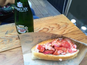 ベンチの脇の小さいテーブルは、飲み物とロールを奥には十分の大きさだった