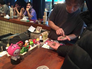 レジで外国人のおじさんが「３０９０円」のお会計に対して５０００円札と大量の小銭（たぶん１５００円以上ある笑）を渡してた！店員さんの対応も慣れたもので、親切でうれしくなった。