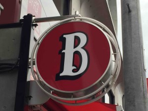 真っ赤な「B」のマークが目印