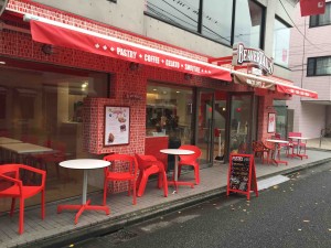 外にテラス席。なんか自由が丘っぽい