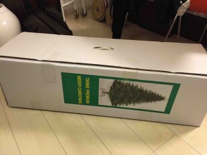 物置から出してきました。２年ぶりのクリスマスツリー。
