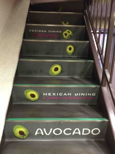 階段からものすごいお店のアピール（笑）