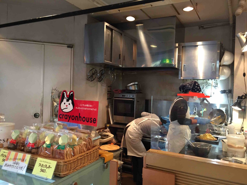 すべて手作り、オーガニックのレストラン。並んでいるときに作っているところも見えます。