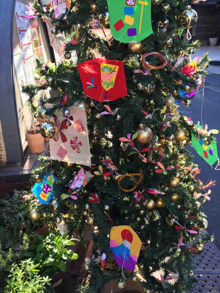 クリスマスツリーがお正月飾りに変身!斬新!!