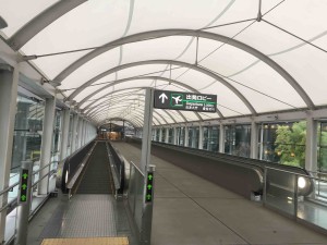 エスカレーターの先は動く歩道。