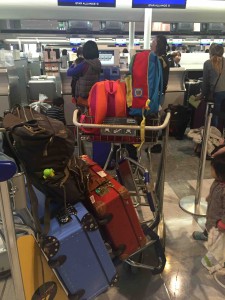 子どもとかがいると、ちゃんと係りのいるカウンターに行った方がベター。その代わり、ちょっと待つ。