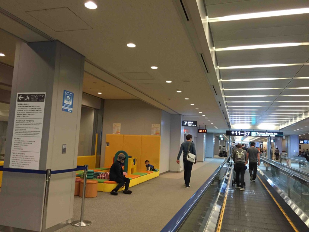 ４２番ゲートの動く歩道付近にあるキッズスペース