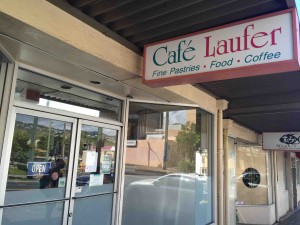 外観はしょっぼいけれど、有名店の「Cafe Laufer」