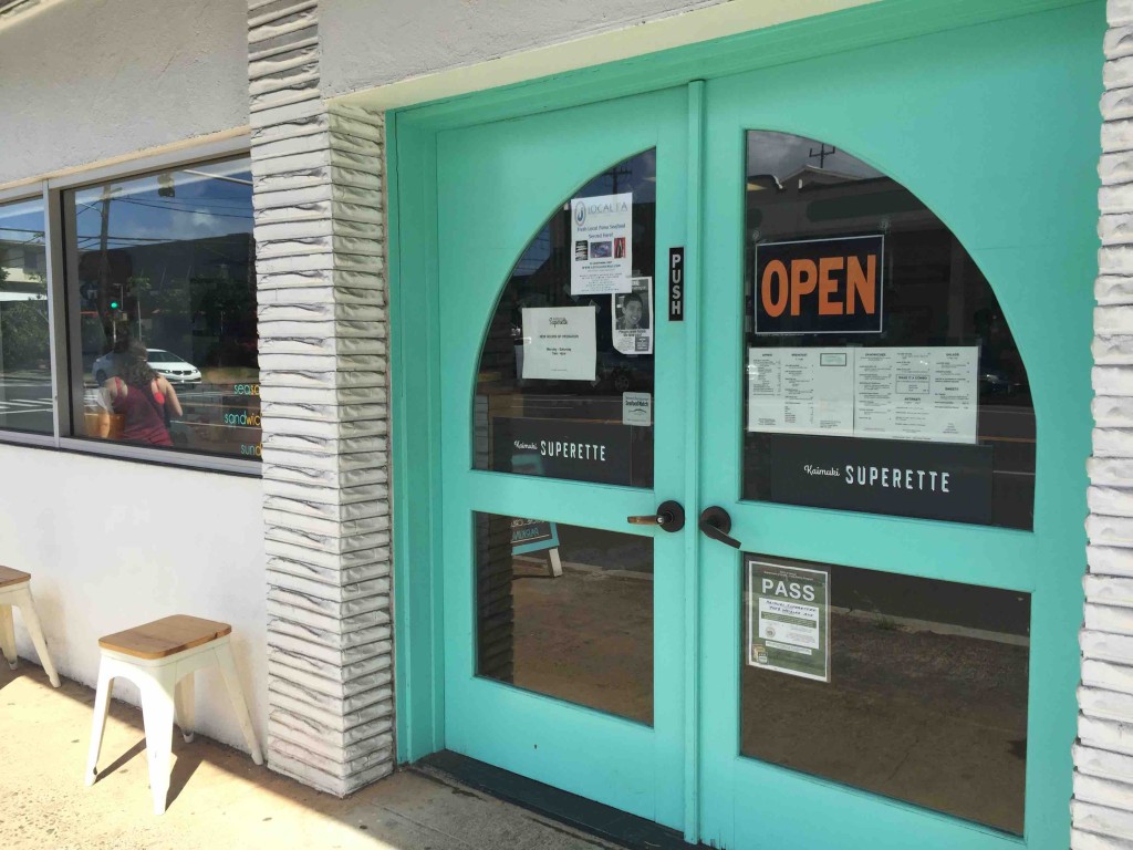 タウンtownと交差点を挟んでほぼ対角線に位置する