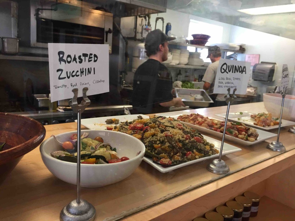 入ると右手にお惣菜がずらり