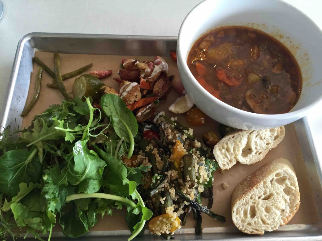 スープにお惣菜２つをチョイスするセット