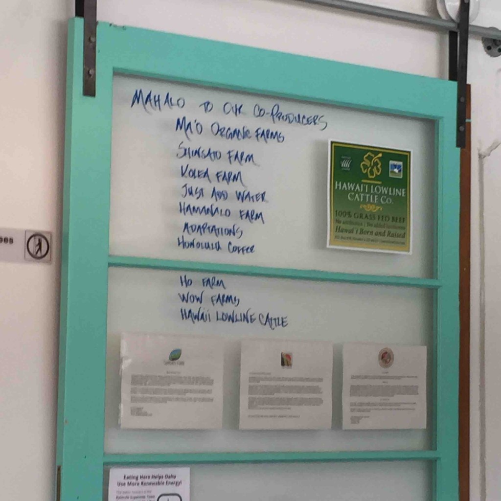 その日の食材の仕入先が手書きで記入されています