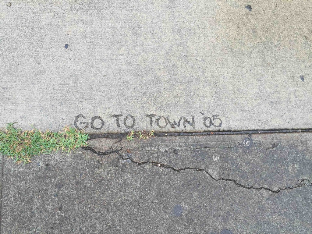 入り口のアスファルトにふと目を向けるとこんな文字。２００５年創業。