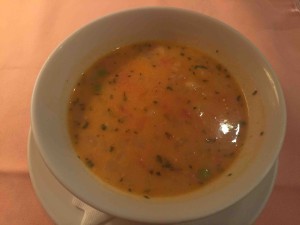 次は本日のスープかミックスサラダをチョイス。こちらチーズ入りのミネストローネ。