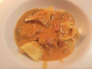 パスタは３種類から。こちらは、ポルチーニ茸入りクリームソース「パッパルデッレフィオレンティーナ」