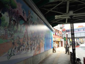 高田馬場駅早稲田口の手塚治虫さんの壁画と壁画の間のビルにある