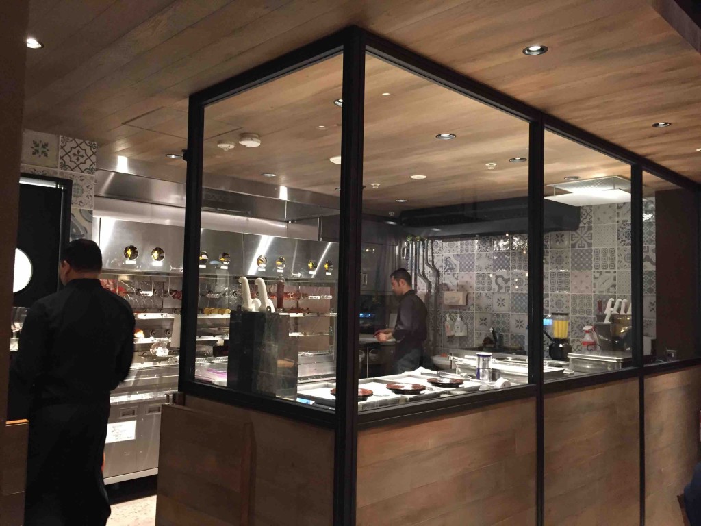 オープンキッチンもあって、他の店舗とはちょっと違う雰囲気