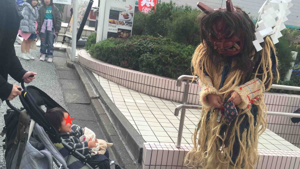 水族館を出ると秋田県の物産館があって、なまはげさんが記念撮影してくれる・・・はずなんだけど、大号泣。