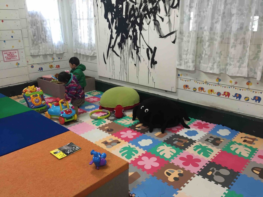 子どもの遊びスペースのおもちゃはかなり充実してます。