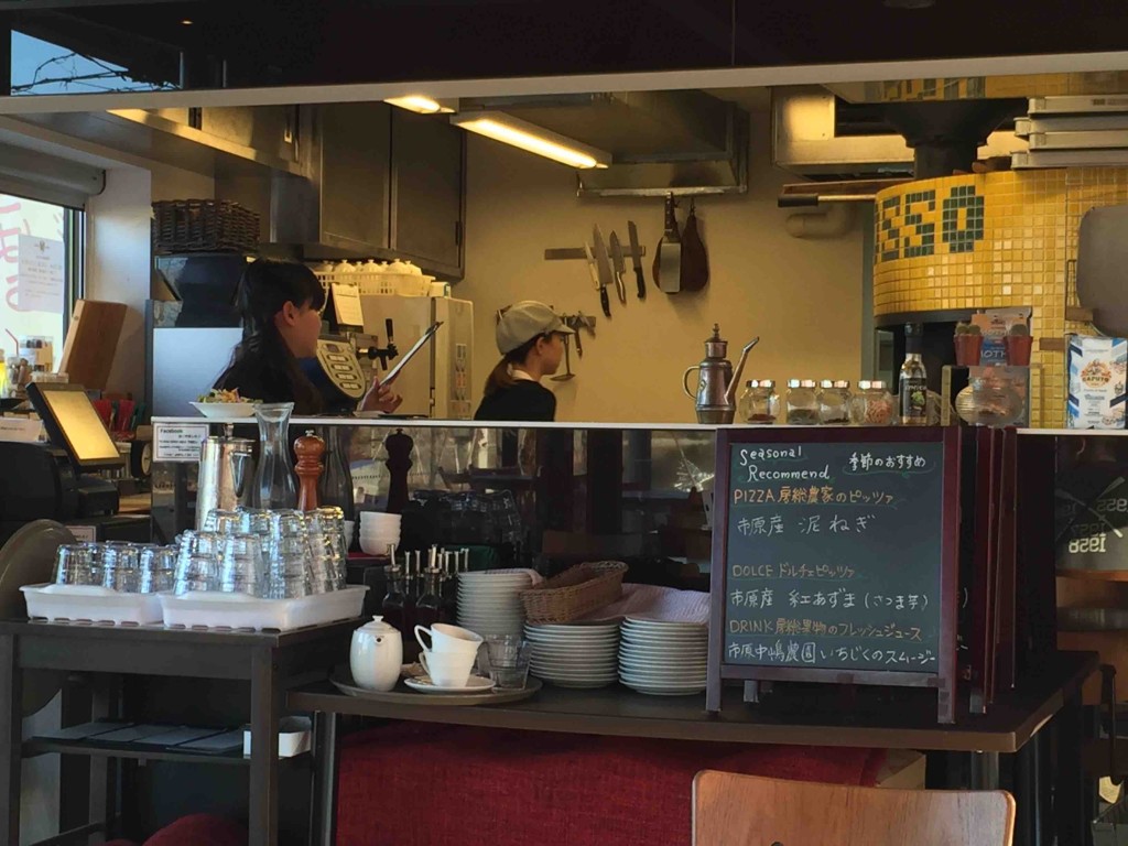 本格的なピザ釜が！ピザだけではなく、野菜のグリルなどもこの釜で。