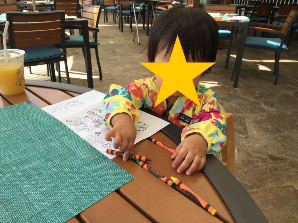 ランチで来たら、子どもにはクレヨンとぬりえをくれました