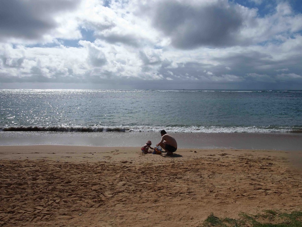 心ゆくまで、砂をほじほじ