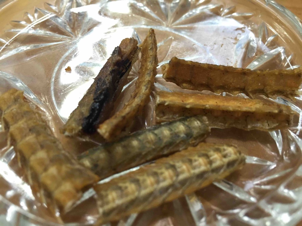 お通しの「骨せんべい」をポリポリ食べて待つ。これが止まらない。