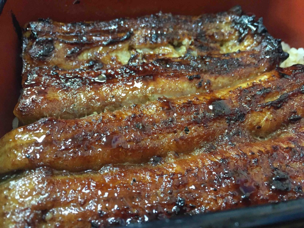 蒸してから焼く関東風は、ふわふわだけれど、香ばしくてパリパリ感も楽しめて美味！！